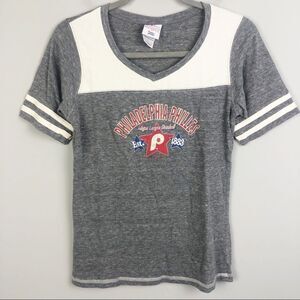 Genuine Merchandise Philadelphia Phillies Grey & White V‑Neck Tee